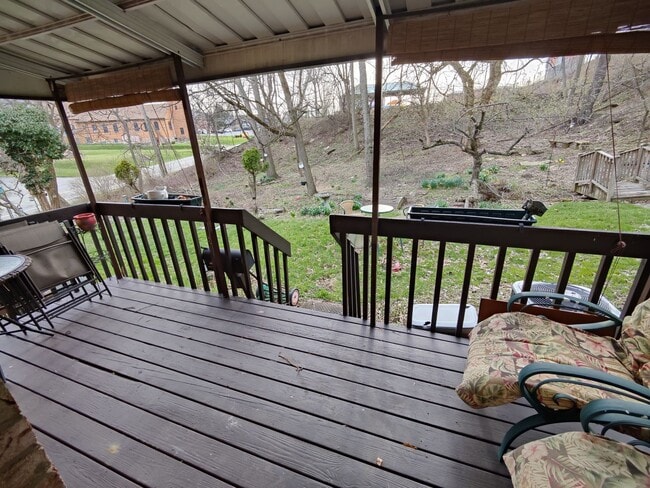 Building Photo - *Spacious & Conveniently Located 3BD/2.5BA Townhouse Available in Bethel Park*