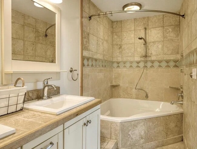 Building Photo - 1911 Glen Davis Ln