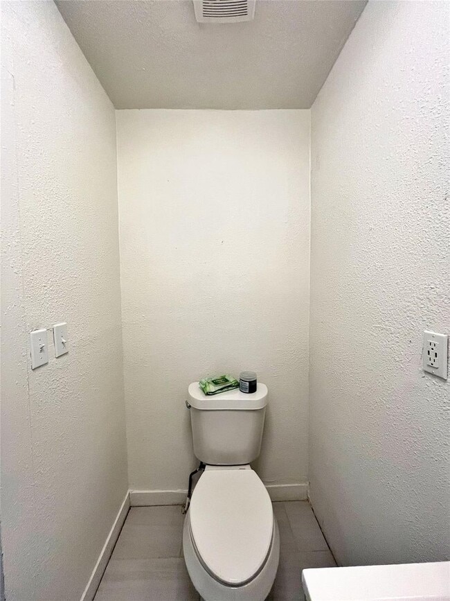 Building Photo - Remodeled 2 Bedroom, 2 Bath Home Reay for New Tenants- Lots of Storage- Near Historic Riverside- ...