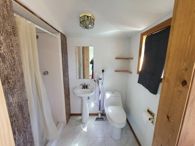 Building Photo - Small Home ADU in Myrtle Point