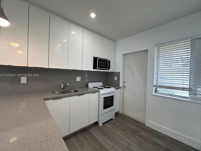 Building Photo - 215 Zamora Ave