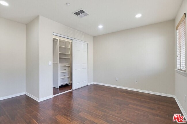 Building Photo - 5187 Knollwood Way