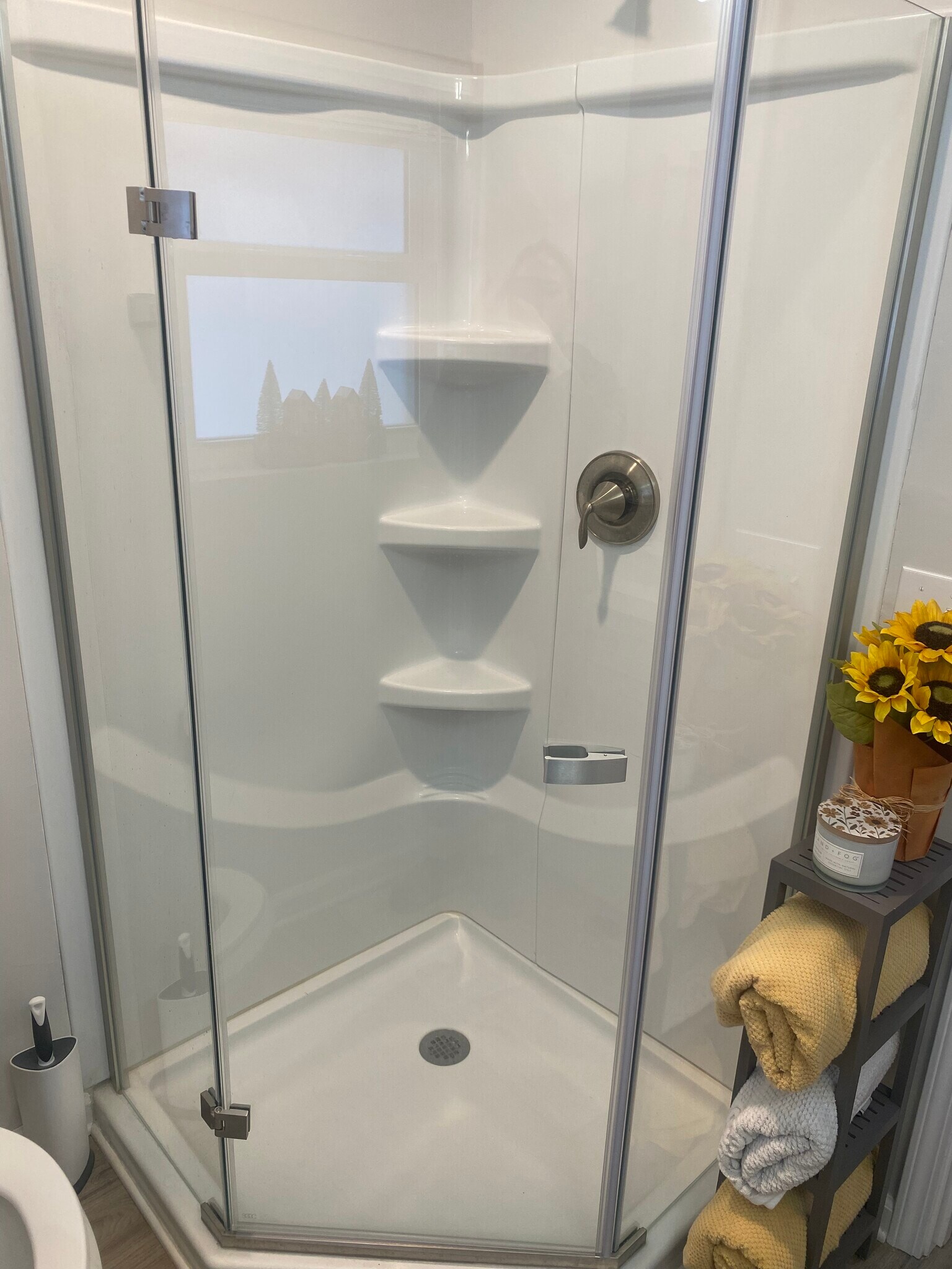 Full bathroom-main floor - 121 Howard St