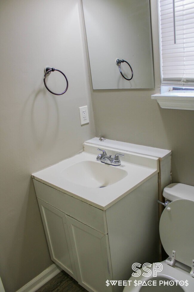 Building Photo - Travis