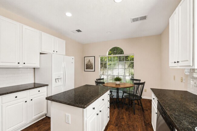 Building Photo - 9811 Sandtown Cir