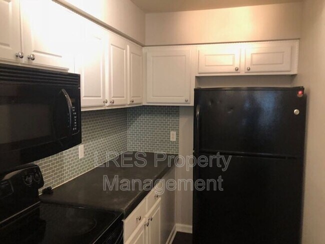 Building Photo - 1406 Northlake Dr