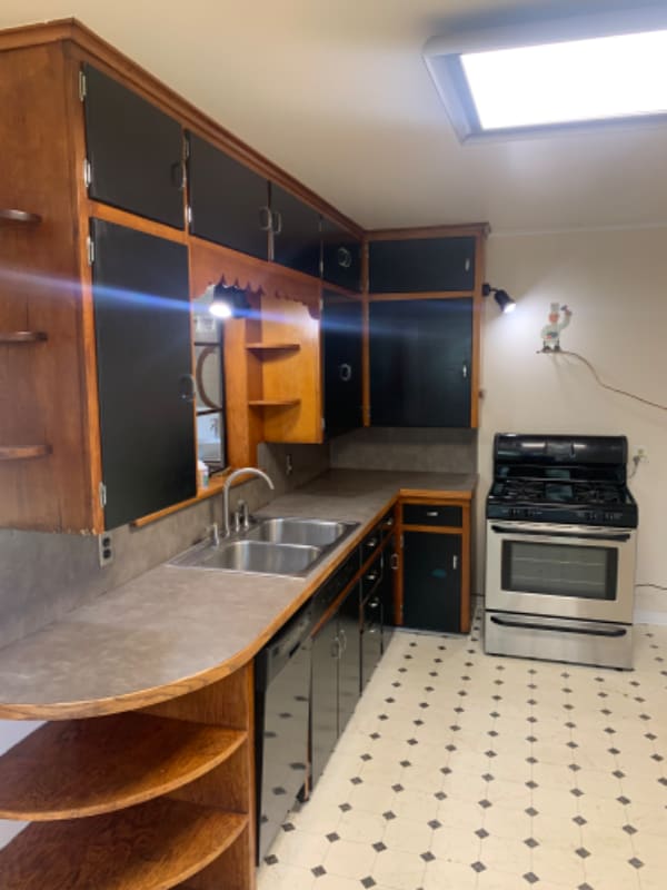 Building Photo - 533 E 9th St