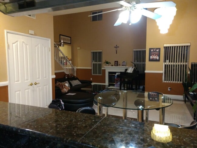 Building Photo - 8940 Deira Ln