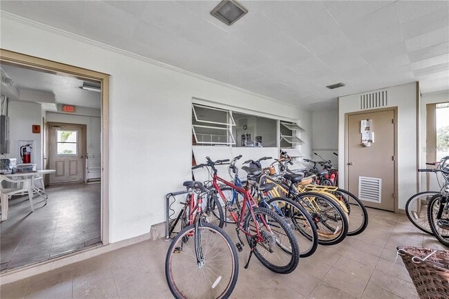 Building Photo - 425 Windrush Bay Dr