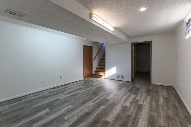 Building Photo - {8515} Walking distance to South Lake Park + 2 Car Attached Garage + Deck!