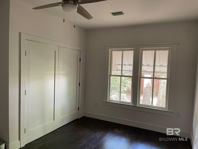 Building Photo - 216 W Rose Ave