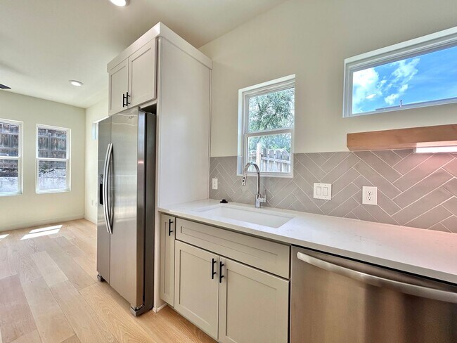 Building Photo - 1403 Cometa St