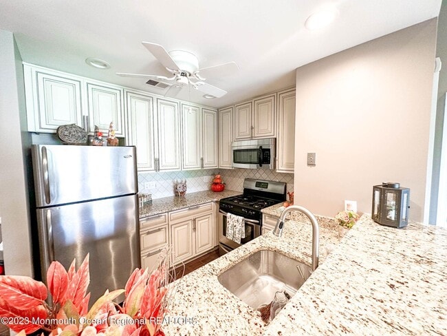 Building Photo - 2 Basset Ct