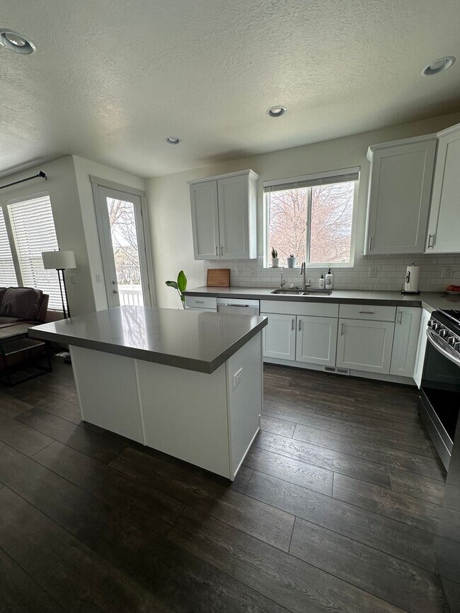 Building Photo - GORGEOUS Bountiful Home!!!