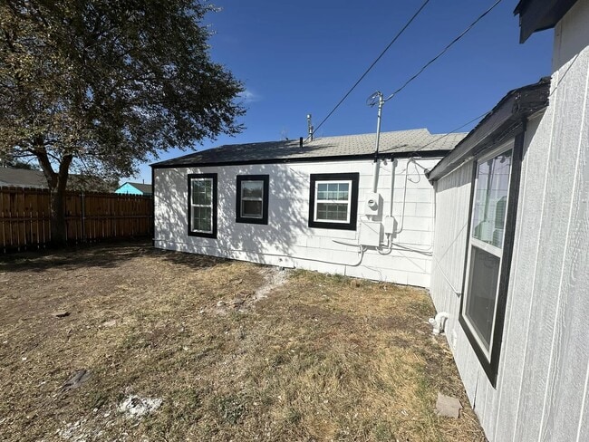 Building Photo - 1400 Nix St