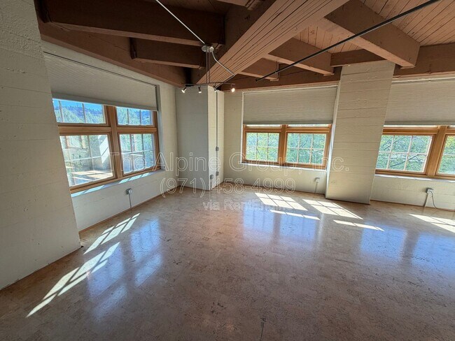 Building Photo - 1420 NW Lovejoy St