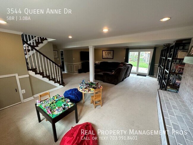 Building Photo - 3544 Queen Anne Dr