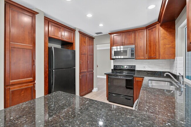 Building Photo - 905 Shore Dr