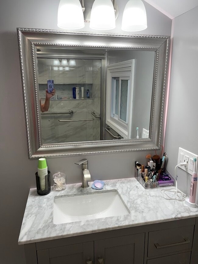Building Photo - 50 Greenview Dr