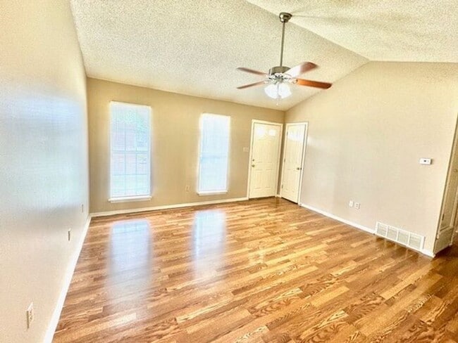 Building Photo - Available September 26, 2025, Charming 3 B...