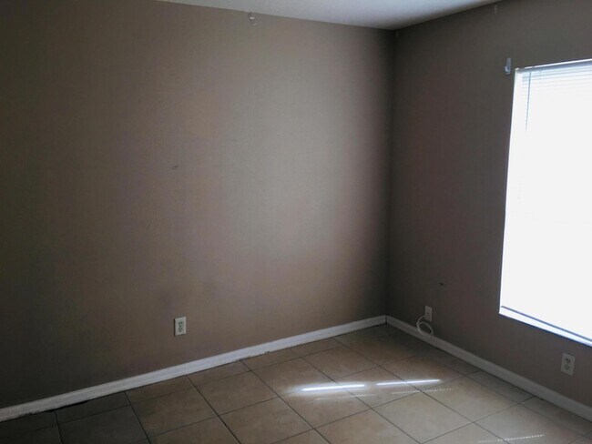 Building Photo - 1952 SW Hickock Terrace