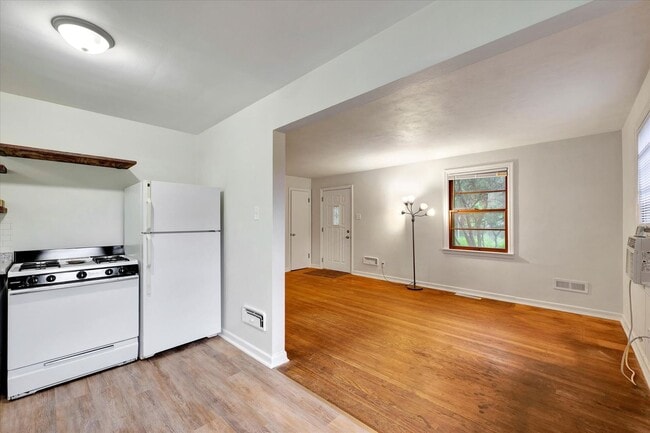 Building Photo - 2 BED / 1 BATH HOUSE NEAR CAMPUS W/ CHARMING CHARACTER