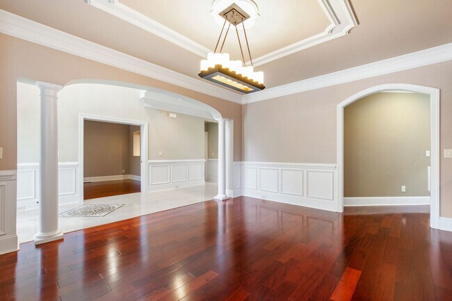 Building Photo - Elegant 5-Bedroom Residence with Luxurious...
