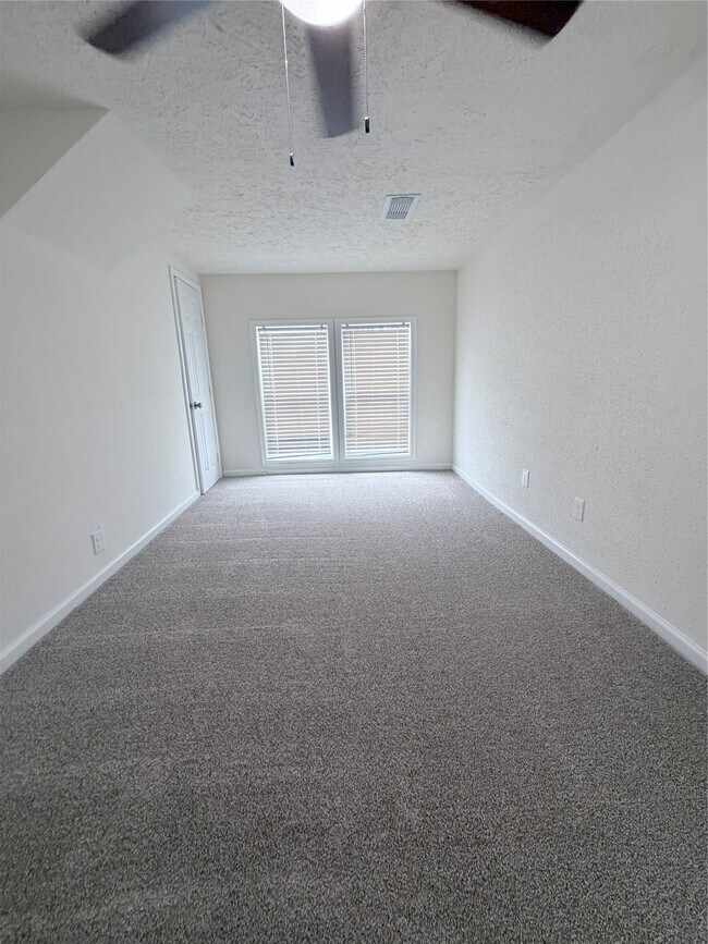 Building Photo - 1112 3rd St