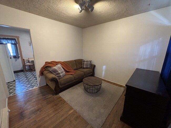 Building Photo - 122 7th St