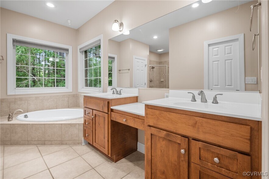 Building Photo - 11465 Pinewild Dr
