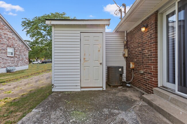 Building Photo - 1200 Tishoff Dr