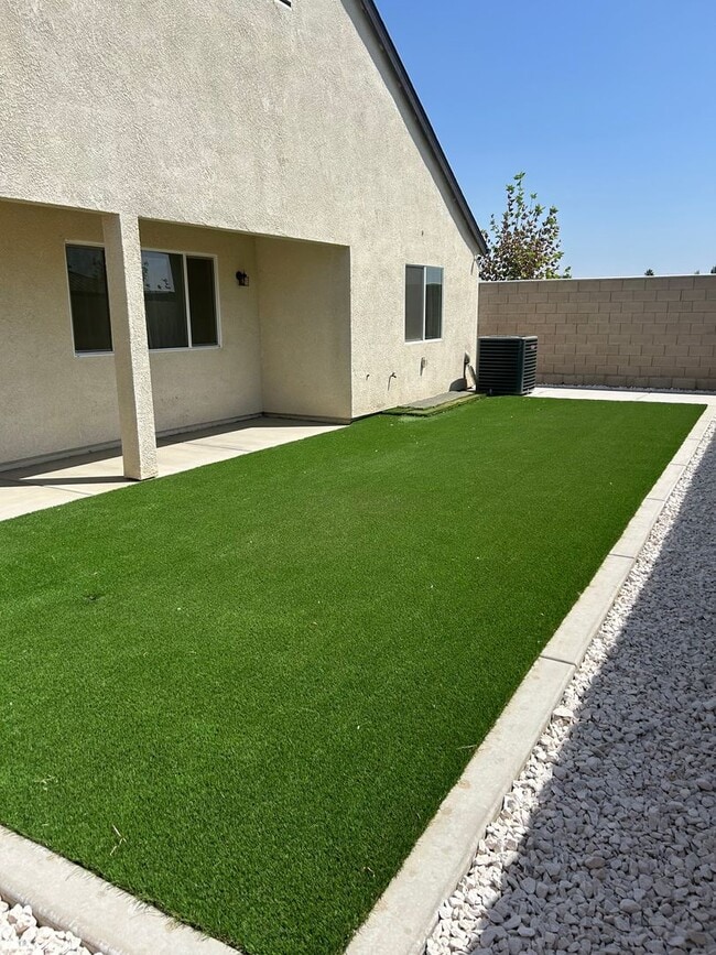 Building Photo - 3 BR 2 BA Available Now