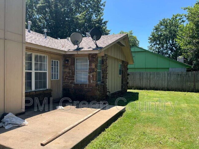 Building Photo - 900 W Norman St