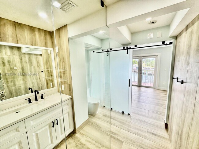 Building Photo - 2415 NW 16th St Rd