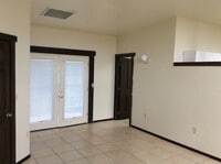 Building Photo - 2 Bdrm/1Ba Duplex, A/C, washer & dryer Centrally located