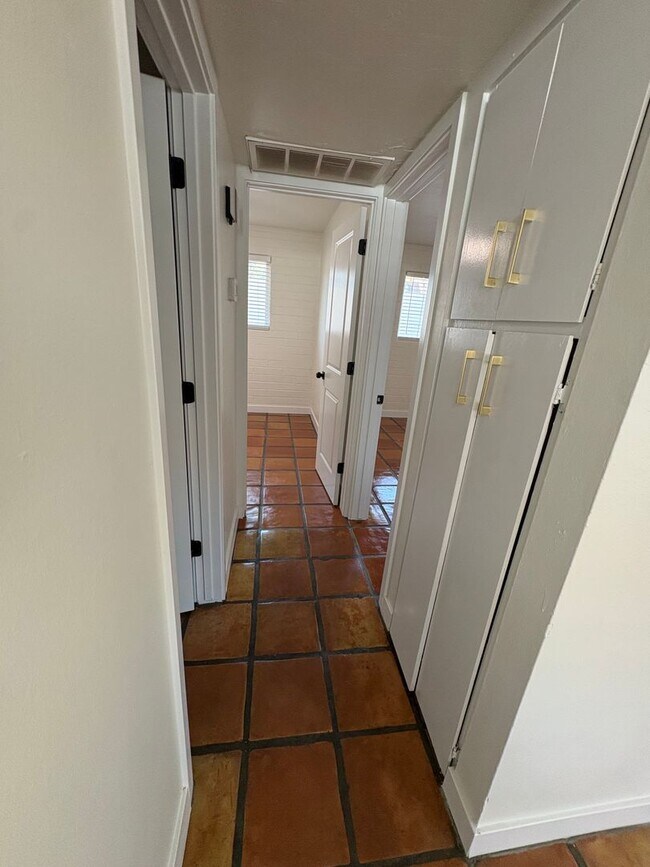 Building Photo - 817 S Melody Ln