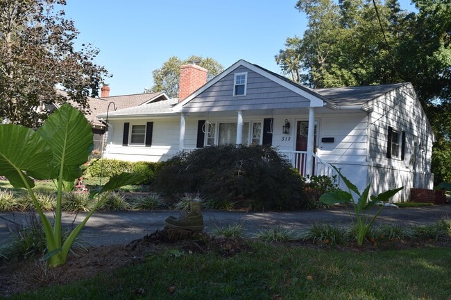 Building Photo - 310 La Salle Ave