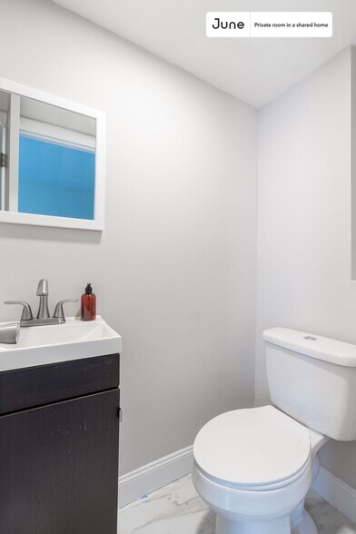 Building Photo - Room in Shared 3 bed/1.5 bath home