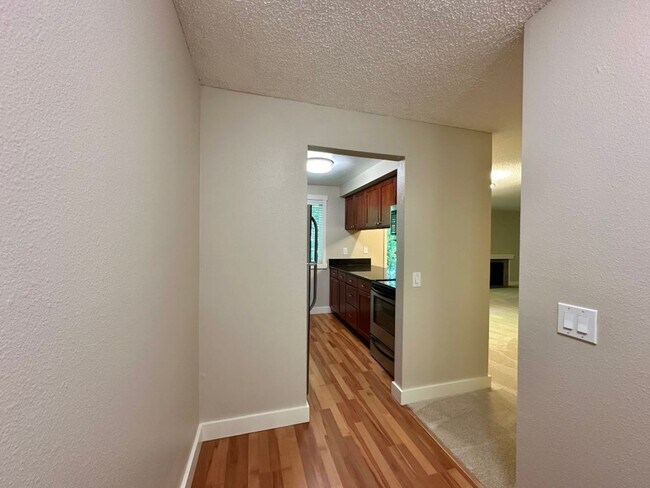 Building Photo - 2Bd/2Ba Bellevue Condo