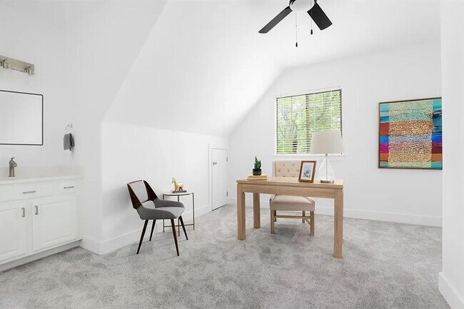 Building Photo - Hyde Park Home