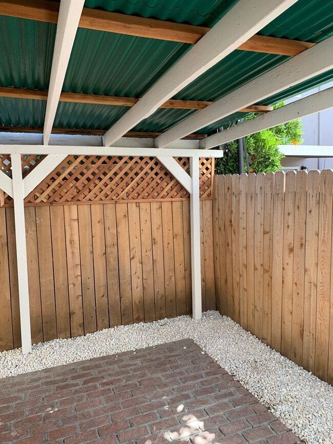 Building Photo - 2 bedroom 1.5 bath condo! Half off 2nd months rent Move in Special!