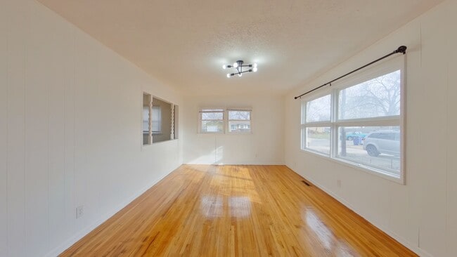 Building Photo - 3 Bedroom Home