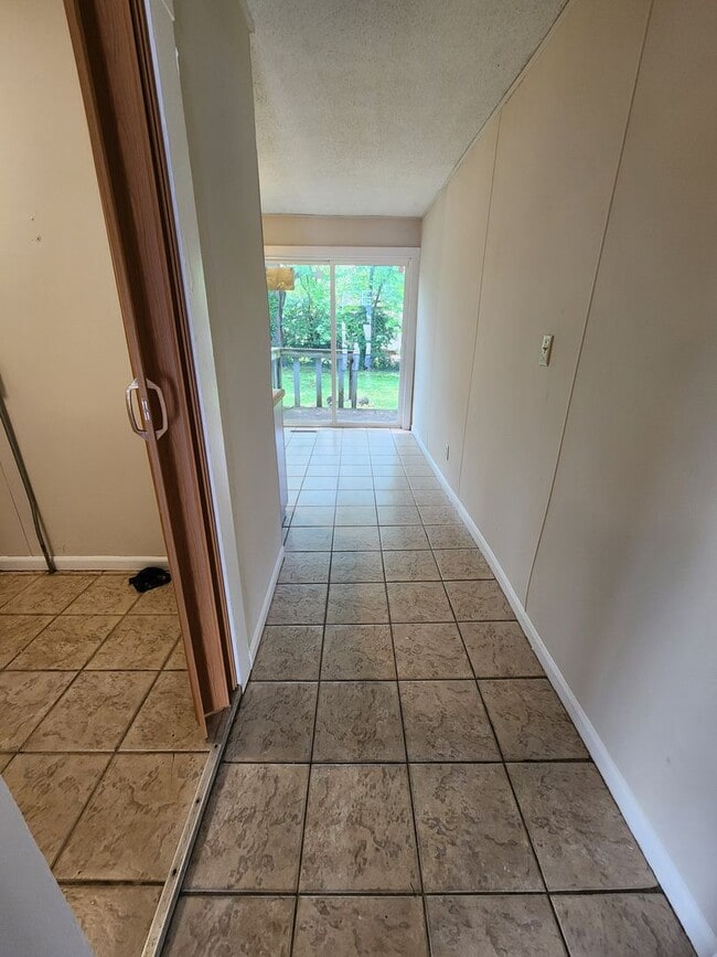Building Photo - Spacious 2-Bedroom, 1-Bathroom Home AVAILABLE NOW!!