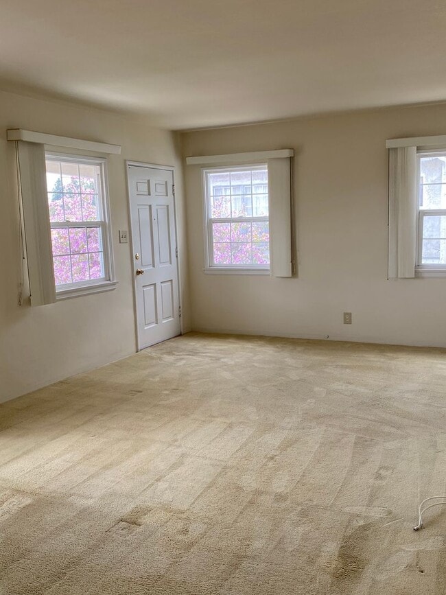 Building Photo - 1007 W.Glenoaks