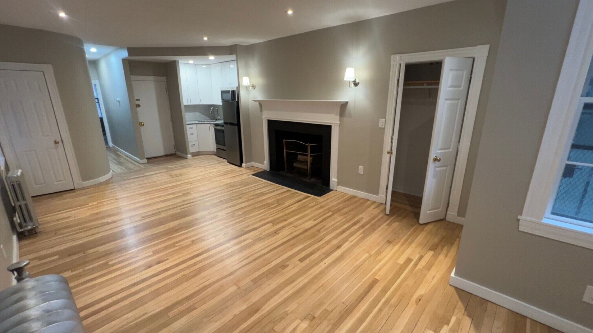 Building Photo - 82 Phillips St