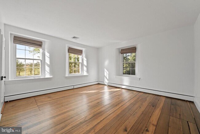 Building Photo - 1025 N Chatham Rd