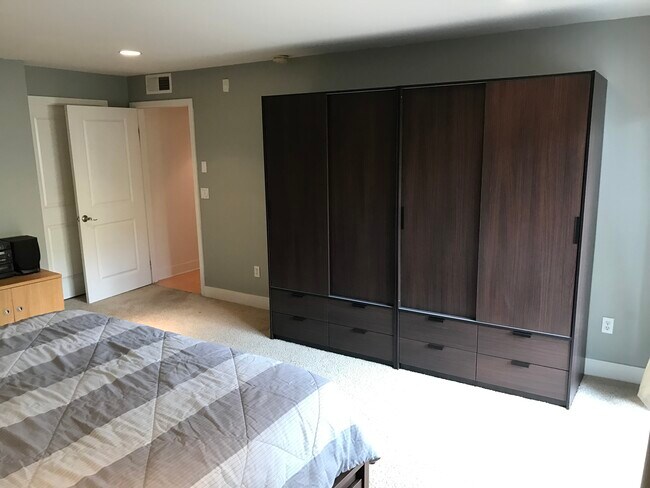 Building Photo - 1951 N Beachwood Dr