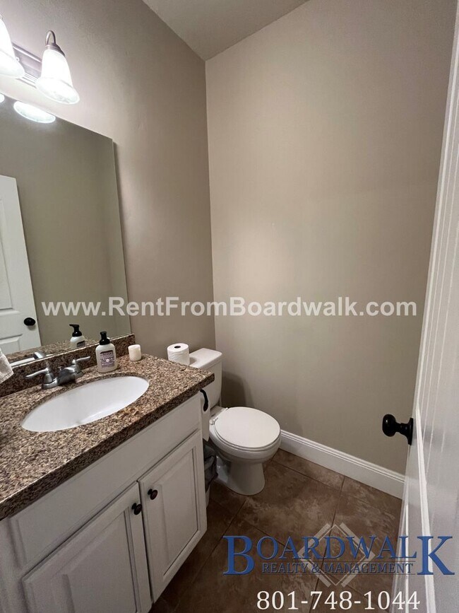 Building Photo - Spectacular 3 bed 2.5 bath in Highland