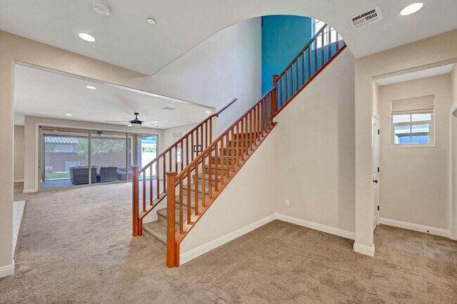 Building Photo - 4 bedroom home with 2 primary bedrooms! On...