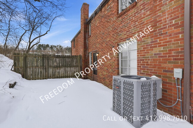 Building Photo - 3396 Columbia Dr